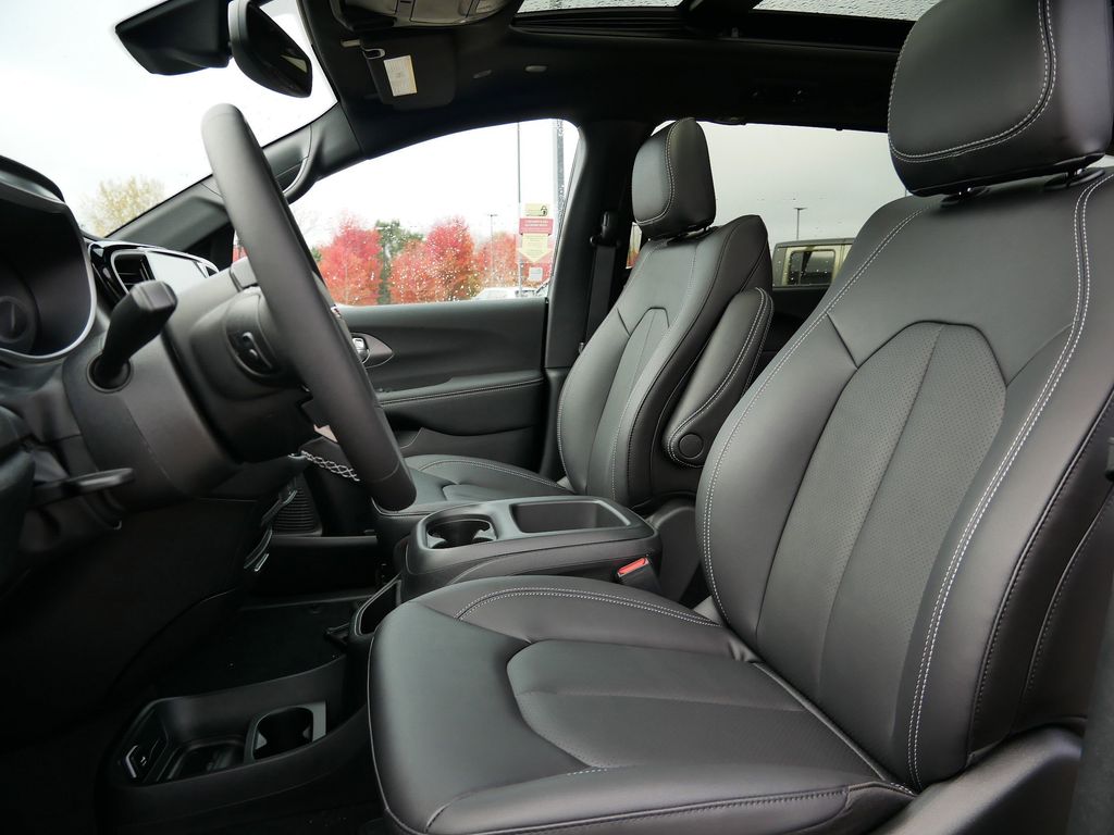 Thumbnail: 2026 Chrysler Pacifica - 3