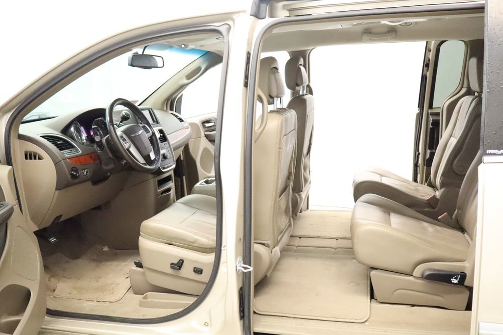 Thumbnail: 2014 Chrysler Town & Country - 15