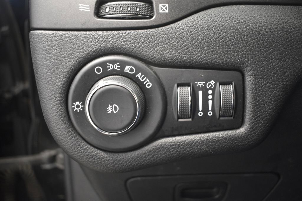 Thumbnail: 2019 Jeep Cherokee - 33