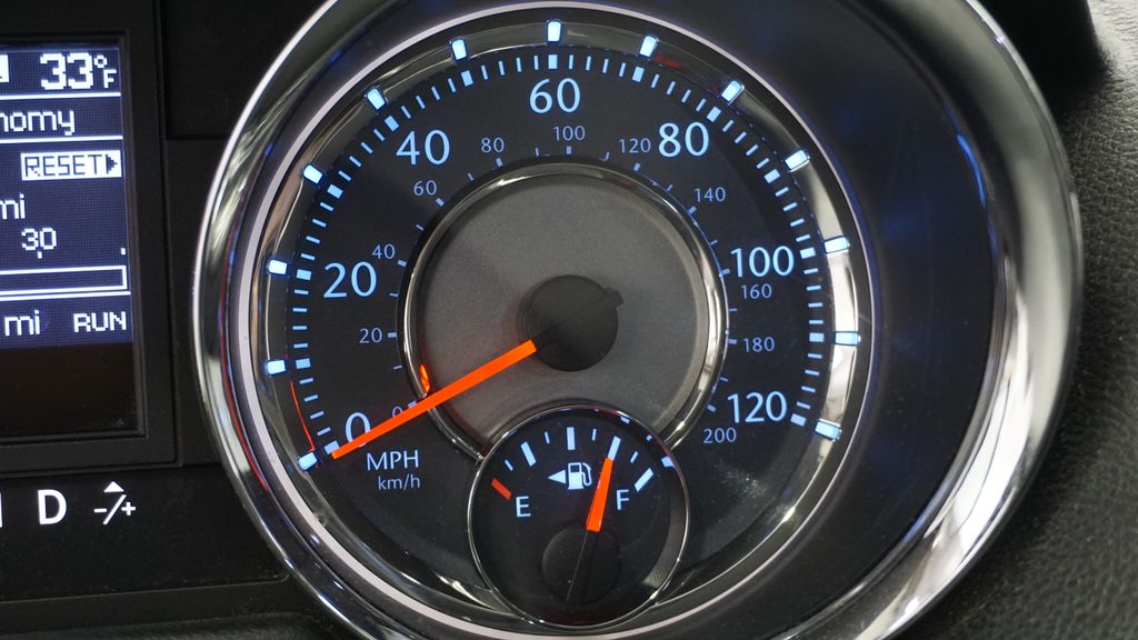 Thumbnail: 2014 Chrysler Town & Country - 46