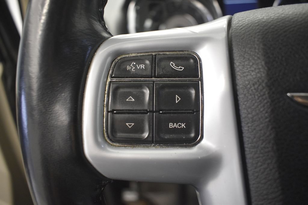 Thumbnail: 2014 Chrysler Town & Country - 38