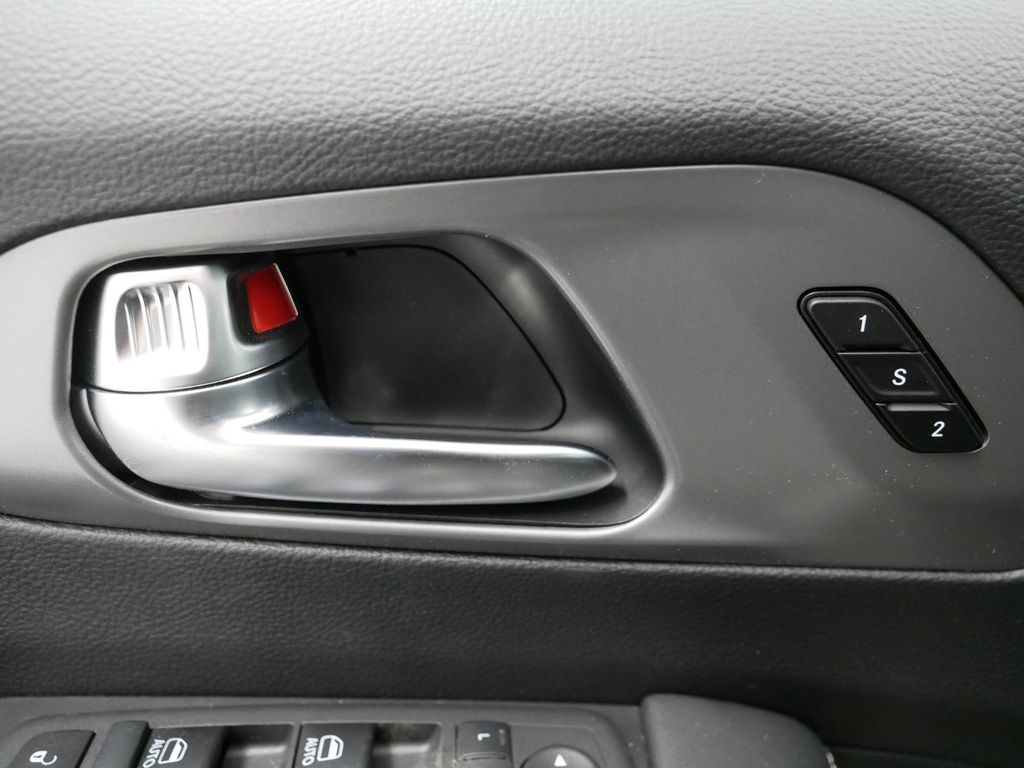 2025 Chrysler Pacifica Hybrid Select 36