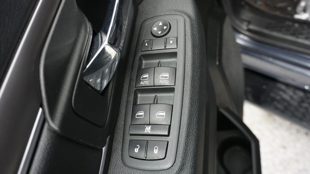 Thumbnail: 2021 RAM 1500 Classic - 30