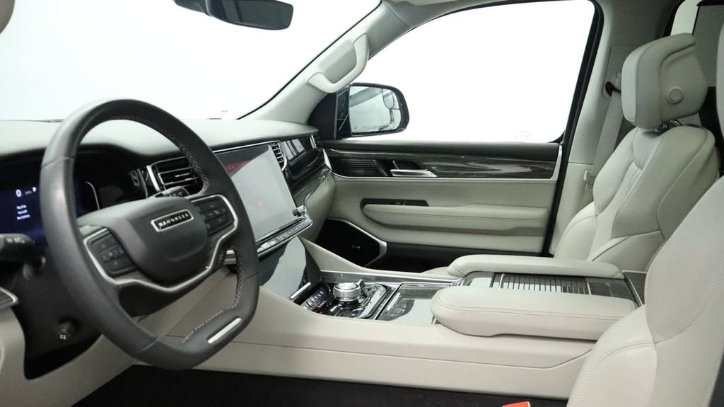 Thumbnail: 2022 Jeep Wagoneer - 32