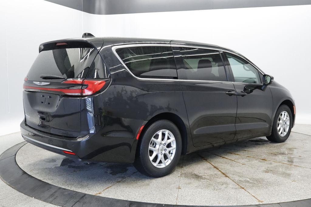 Thumbnail: 2023 Chrysler Pacifica - 6