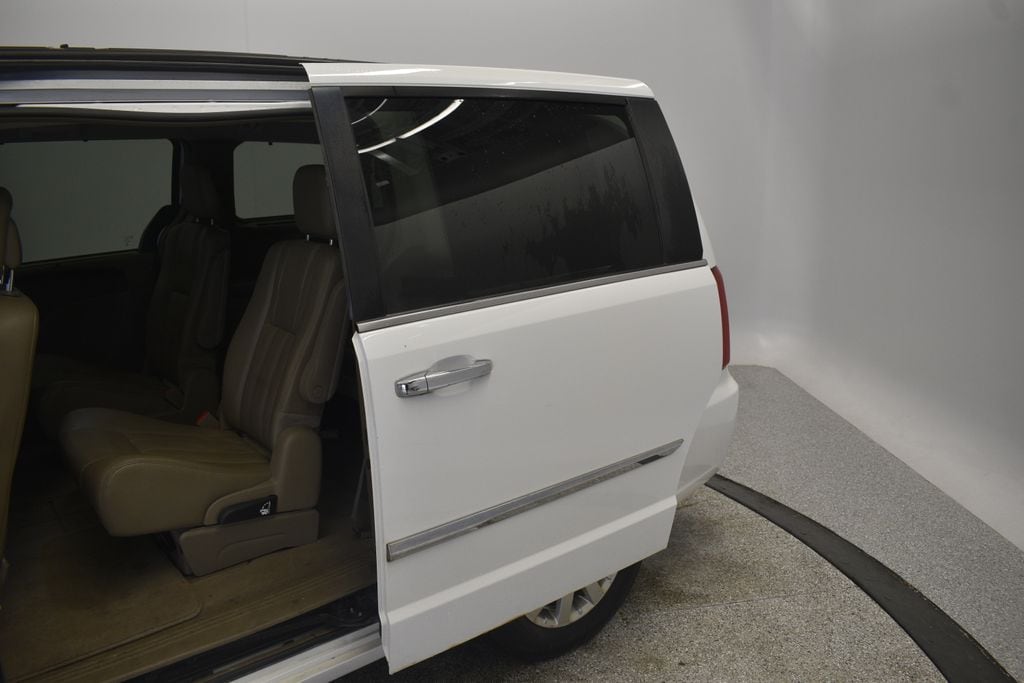 Thumbnail: 2015 Chrysler Town & Country - 22