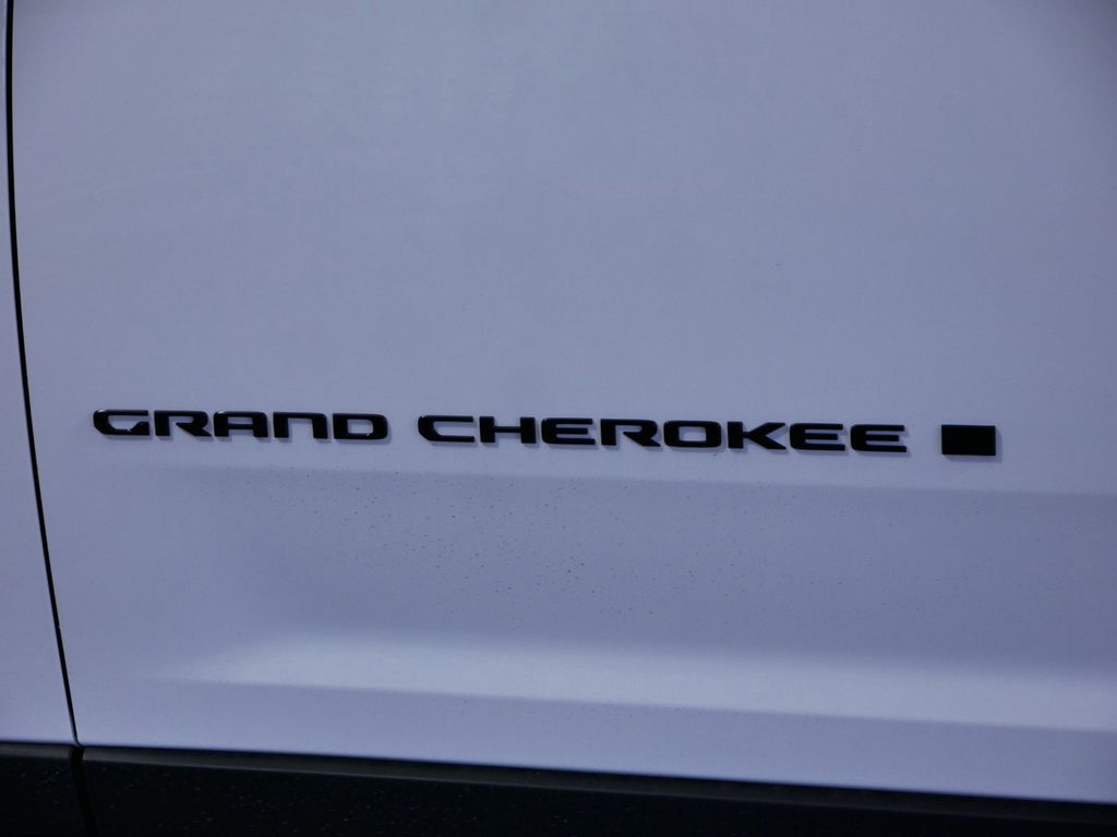 Thumbnail: 2024 Jeep Grand Cherokee - 17