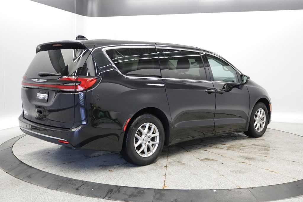 Thumbnail: 2023 Chrysler Pacifica - 6