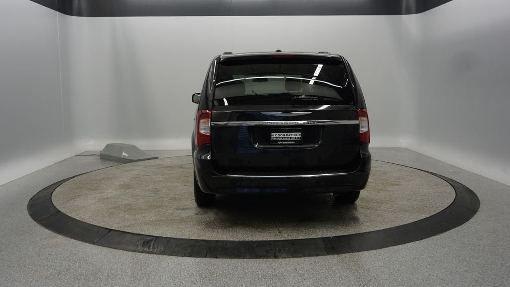 Thumbnail: 2014 Chrysler Town & Country - 7