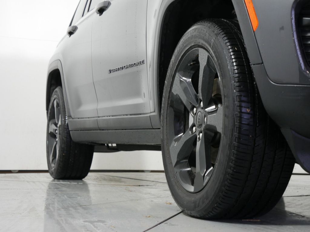 Thumbnail: 2024 Jeep Grand Cherokee - 6