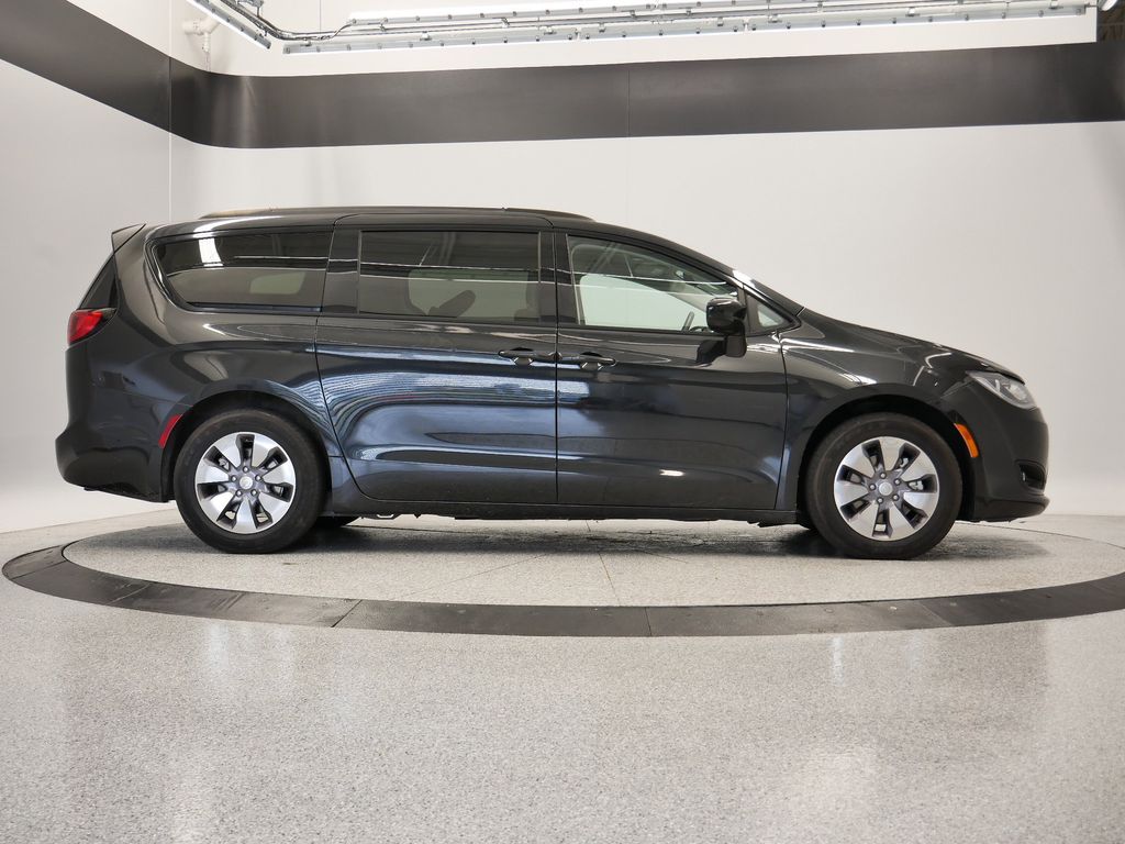 Thumbnail: 2018 Chrysler Pacifica - 8