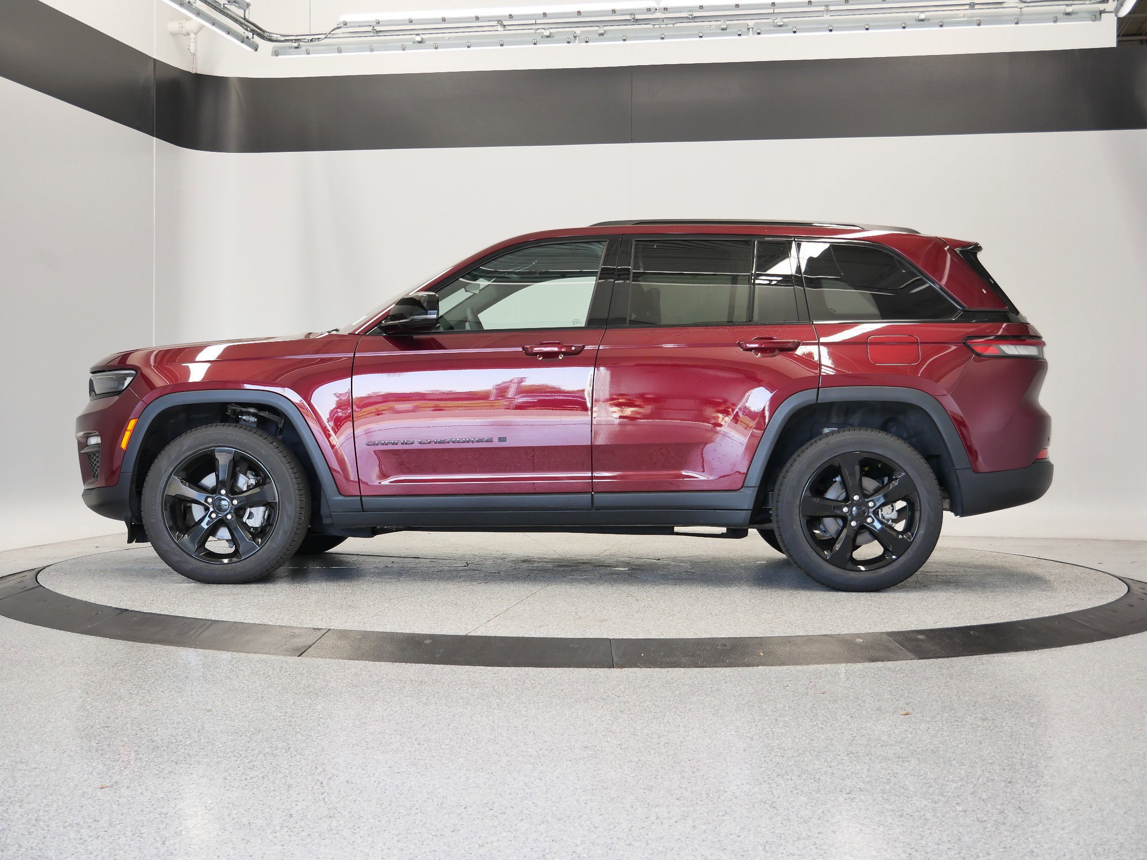Thumbnail: 2025 Jeep Grand Cherokee - 3