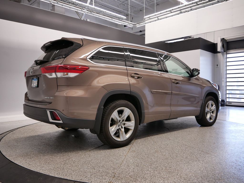 Thumbnail: 2017 Toyota Highlander - 16