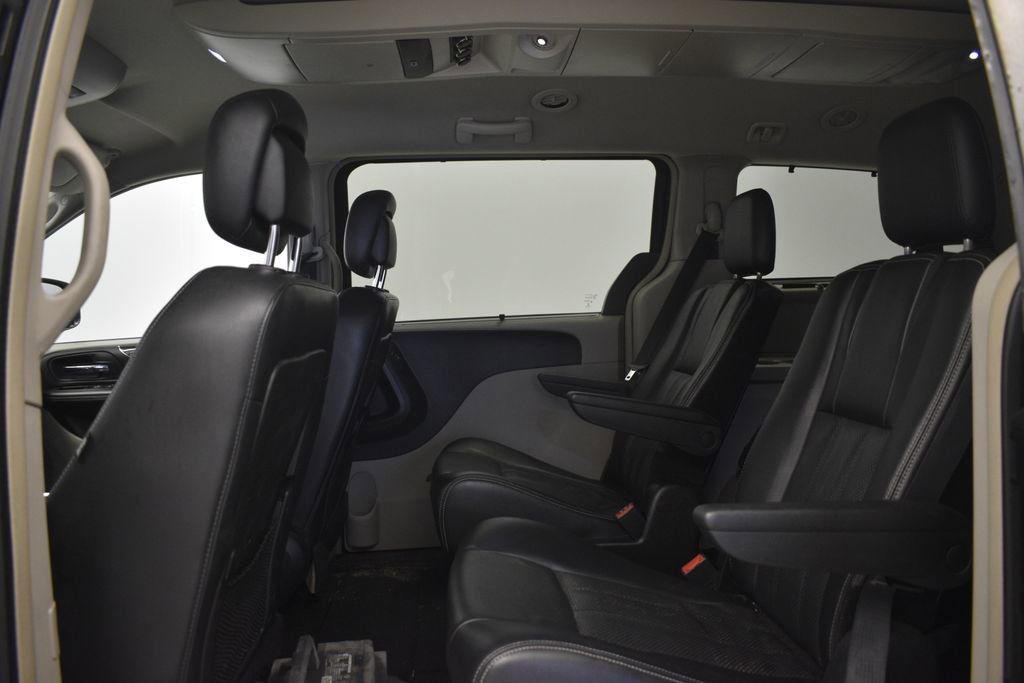 Thumbnail: 2014 Chrysler Town & Country - 21