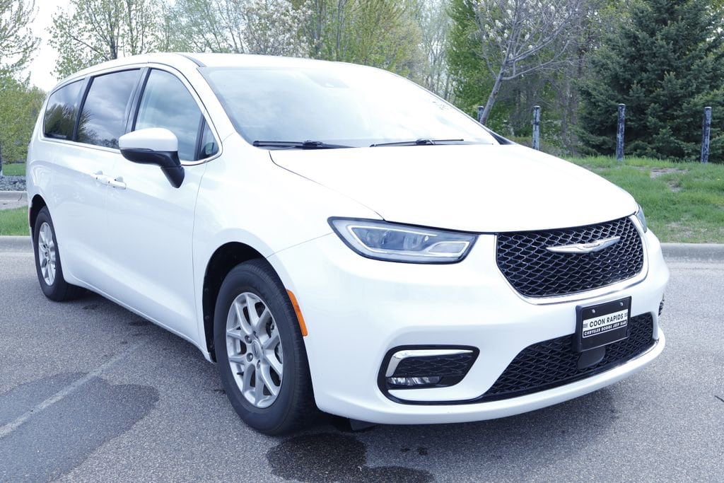 Thumbnail: 2023 Chrysler Pacifica - 6