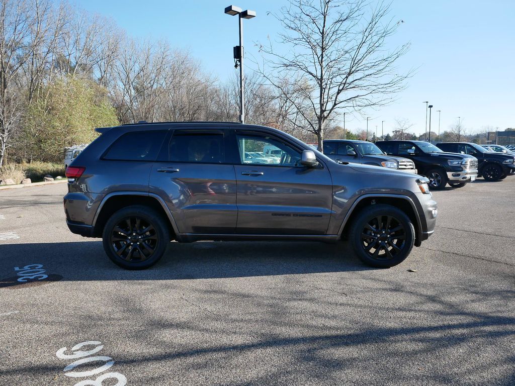 Thumbnail: 2017 Jeep Grand Cherokee - 8