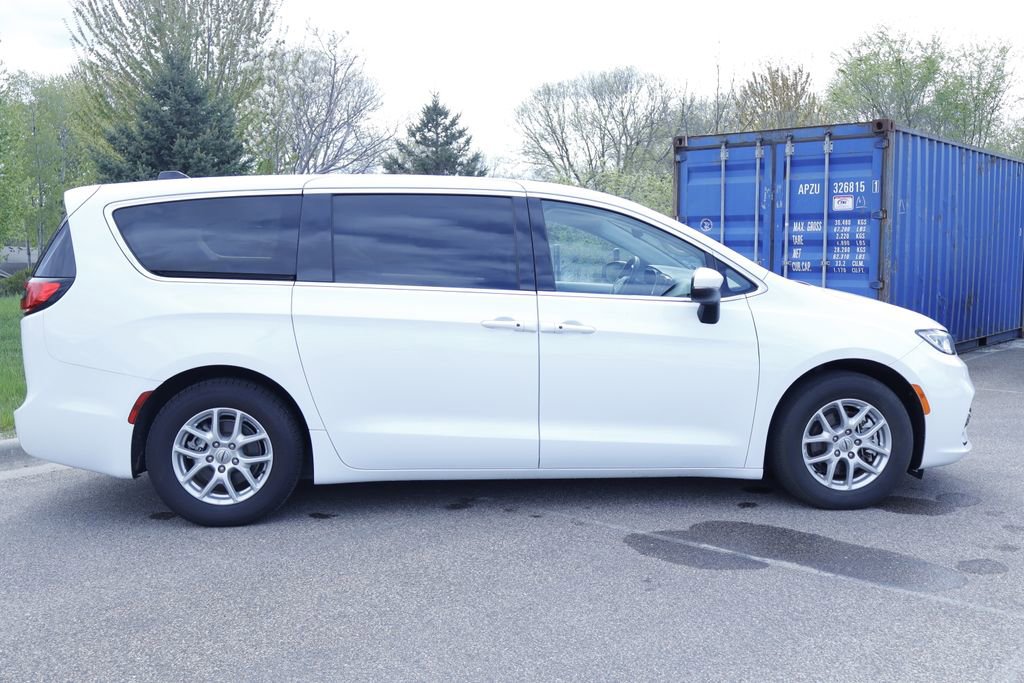 Thumbnail: 2023 Chrysler Pacifica - 4