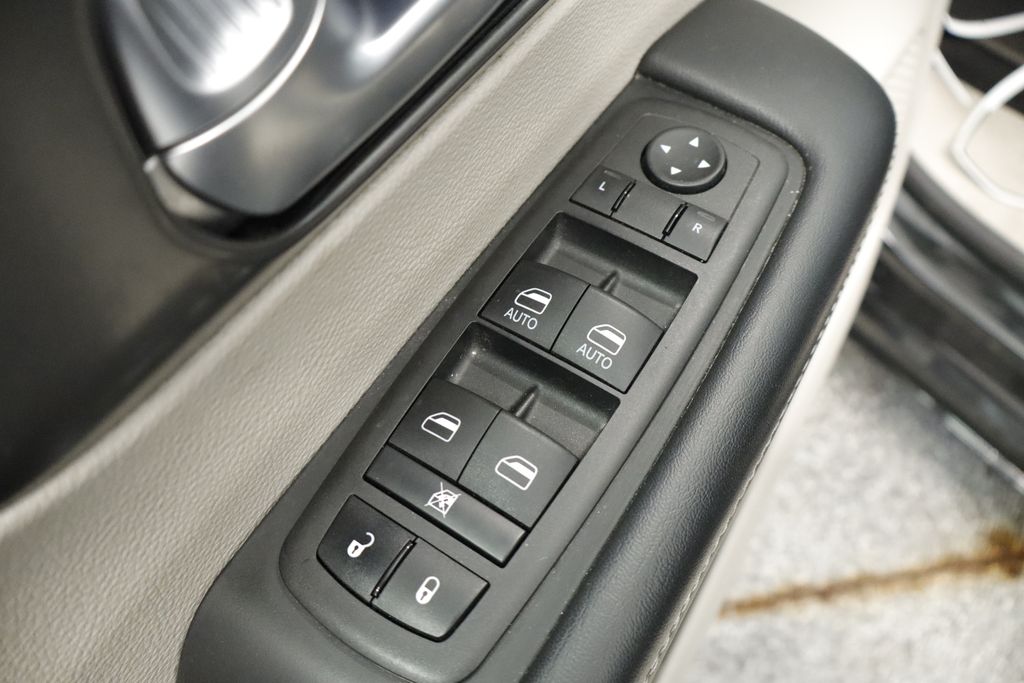 Thumbnail: 2023 Chrysler Pacifica - 25