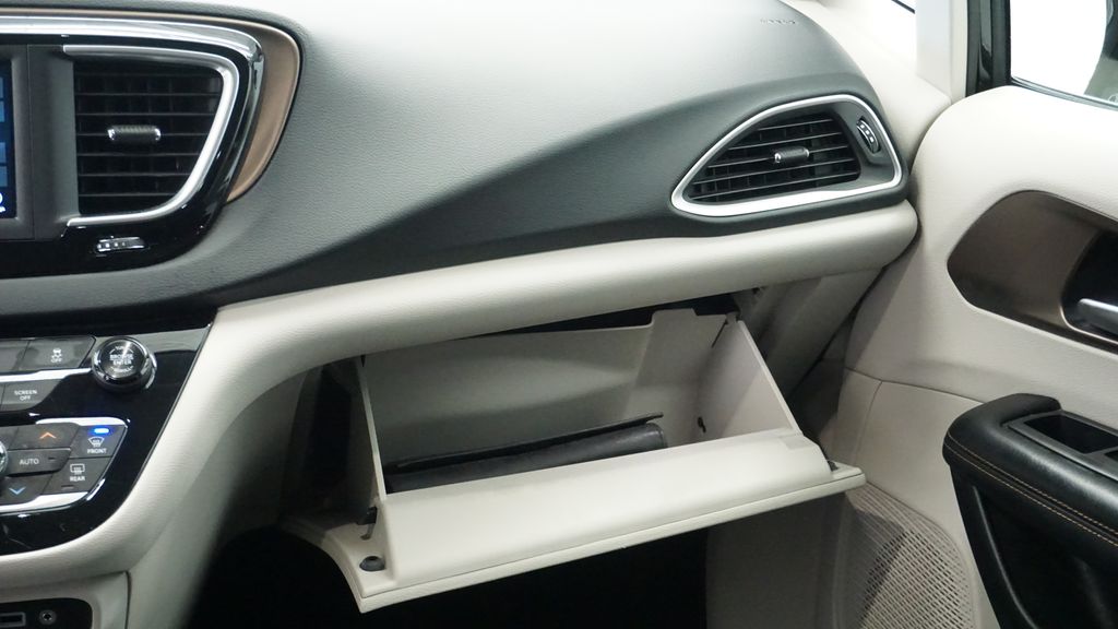 Thumbnail: 2018 Chrysler Pacifica - 24