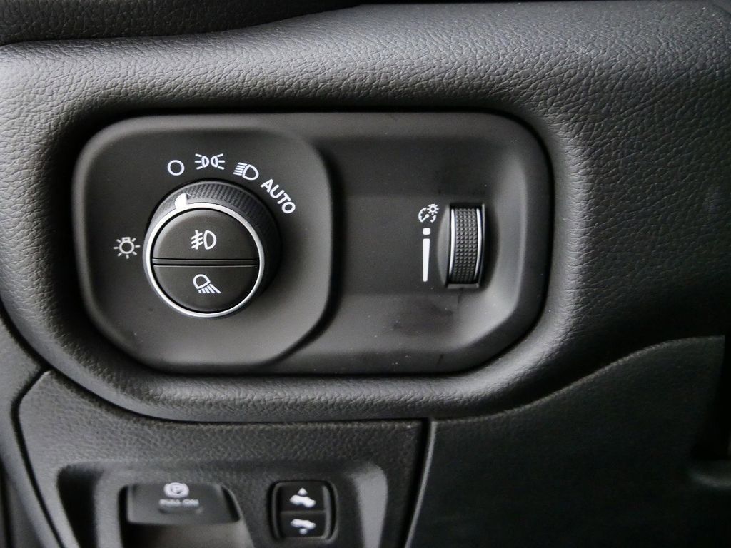 Thumbnail: 2025 RAM 1500 - 38