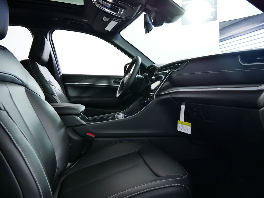 Thumbnail: 2025 Jeep Grand Cherokee - 21