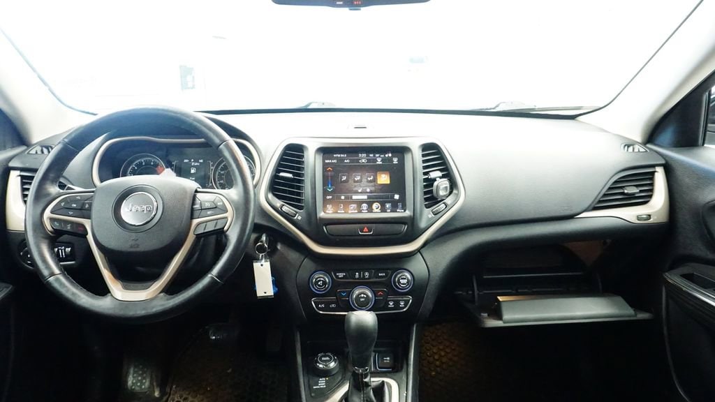 Thumbnail: 2017 Jeep Cherokee - 24