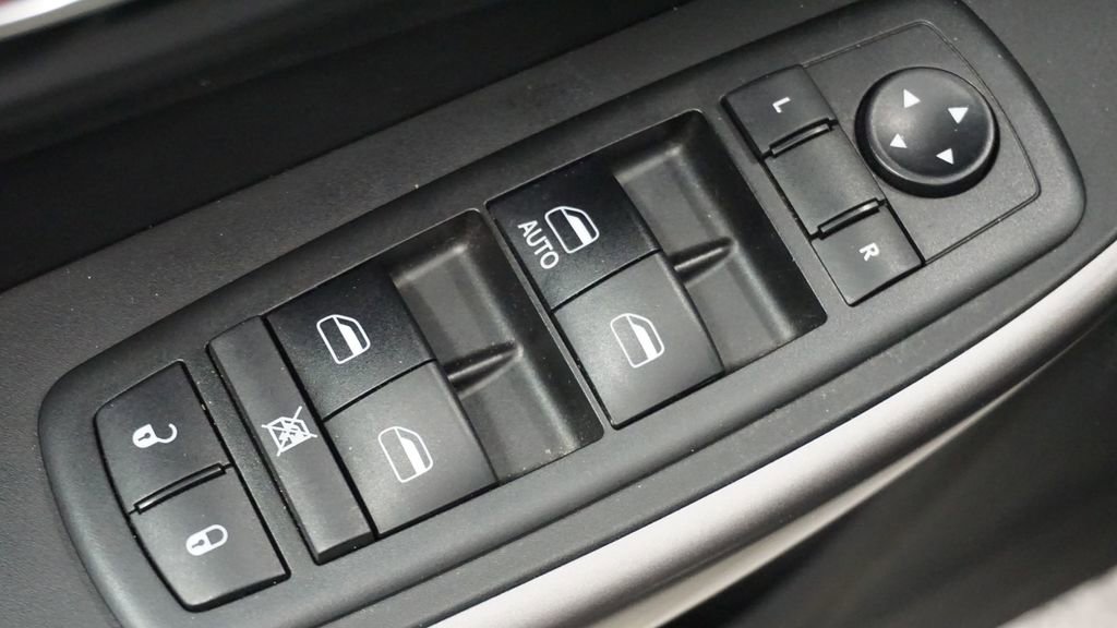 Thumbnail: 2019 Jeep Cherokee - 29