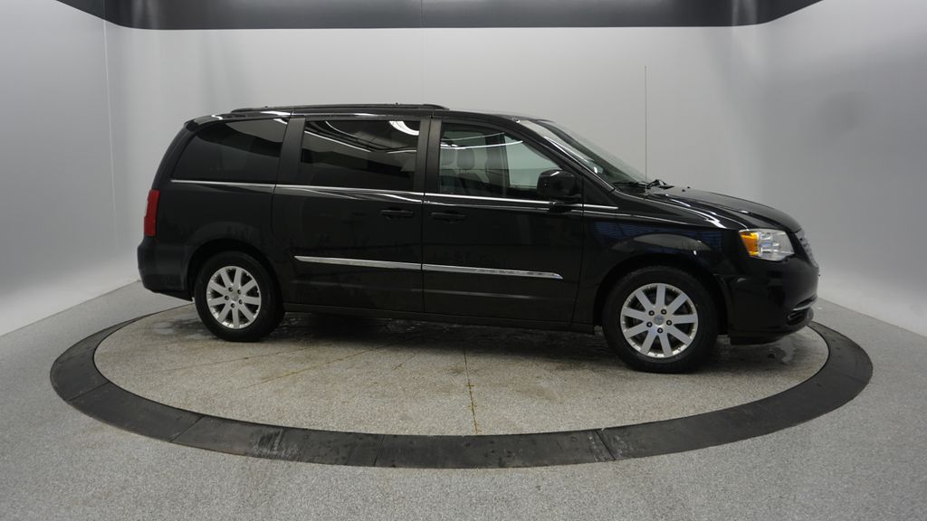 Thumbnail: 2014 Chrysler Town & Country - 13