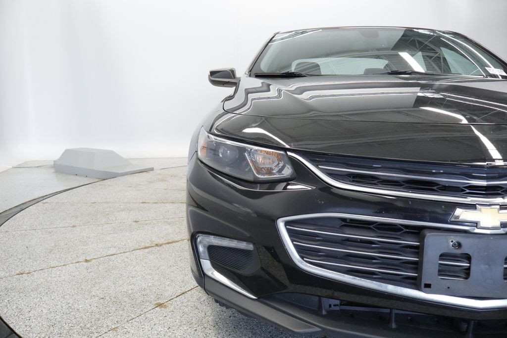 Thumbnail: 2017 Chevrolet Malibu - 11
