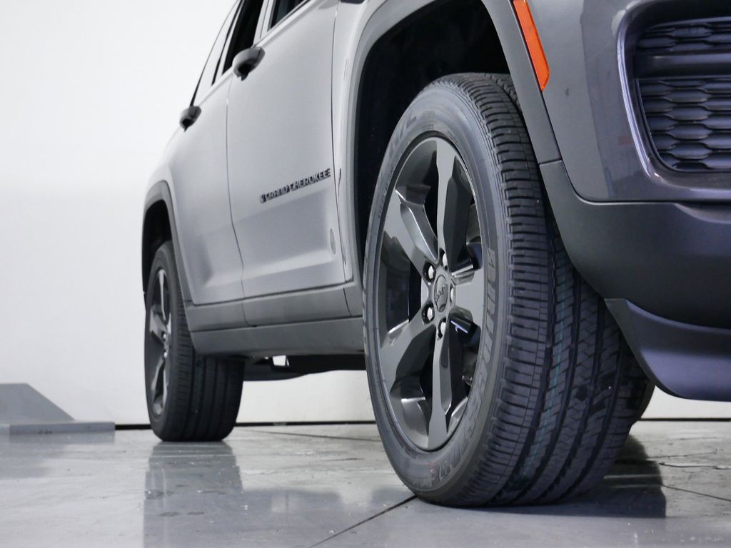Thumbnail: 2024 Jeep Grand Cherokee - 6