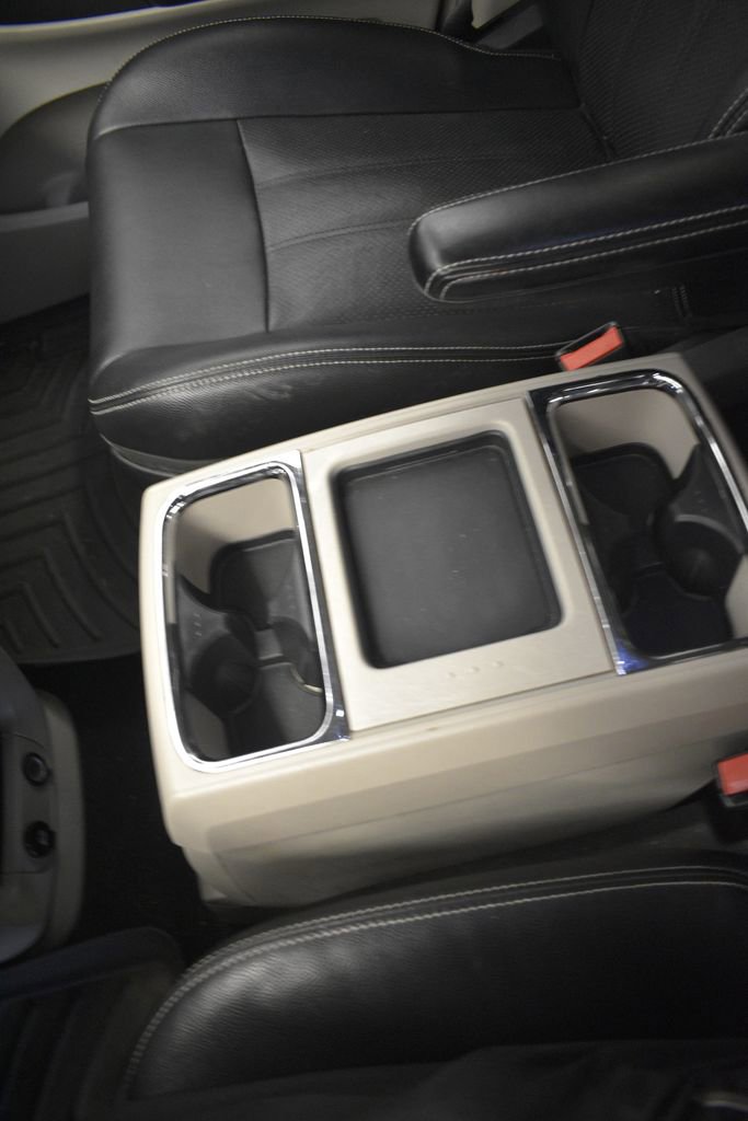 Thumbnail: 2014 Chrysler Town & Country - 45