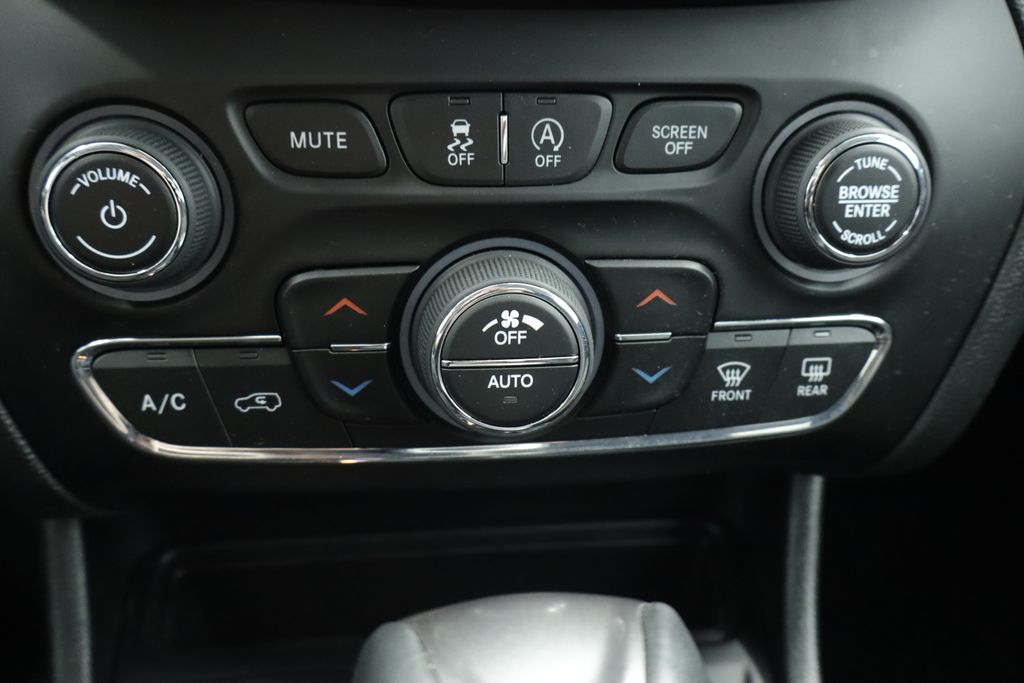 Thumbnail: 2019 Jeep Cherokee - 29