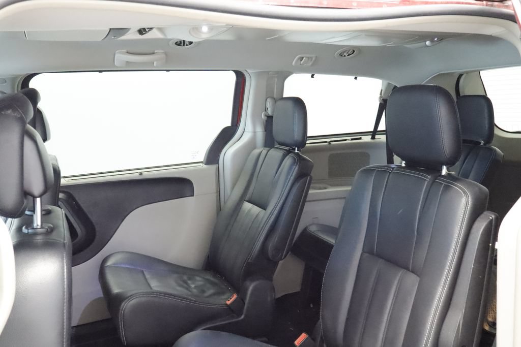 Thumbnail: 2016 Chrysler Town & Country - 16