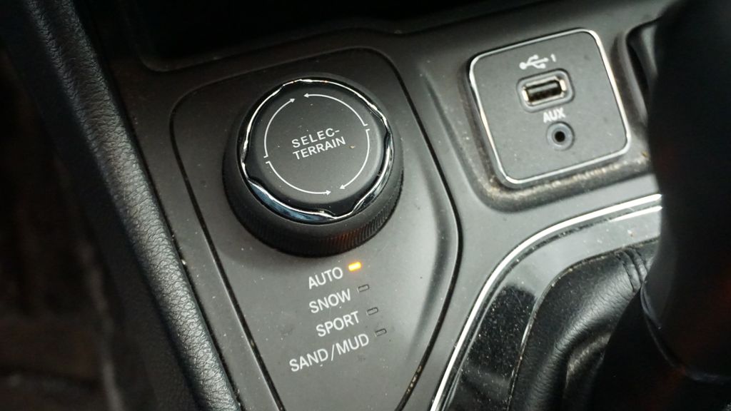 Thumbnail: 2019 Jeep Cherokee - 31