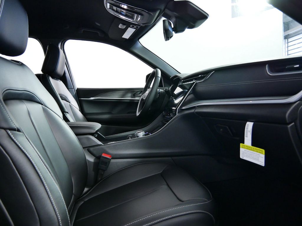 Thumbnail: 2025 Jeep Grand Cherokee - 16