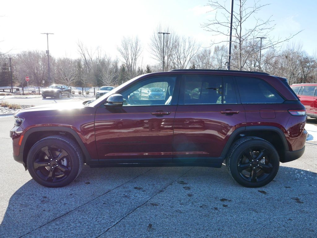 Thumbnail: 2024 Jeep Grand Cherokee - 16