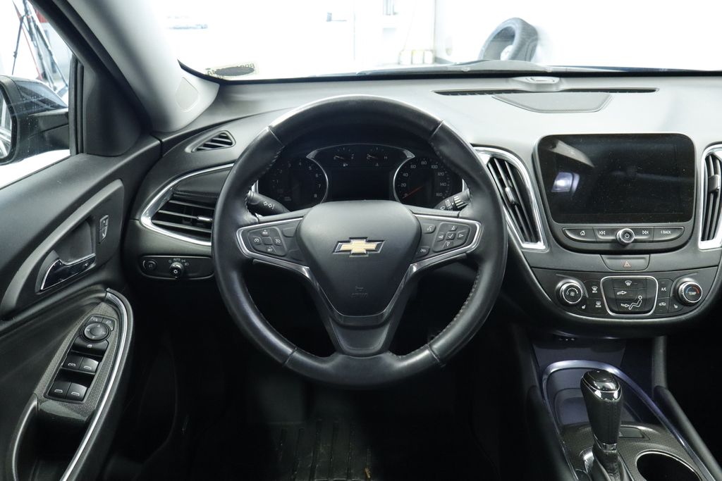 Thumbnail: 2017 Chevrolet Malibu - 21