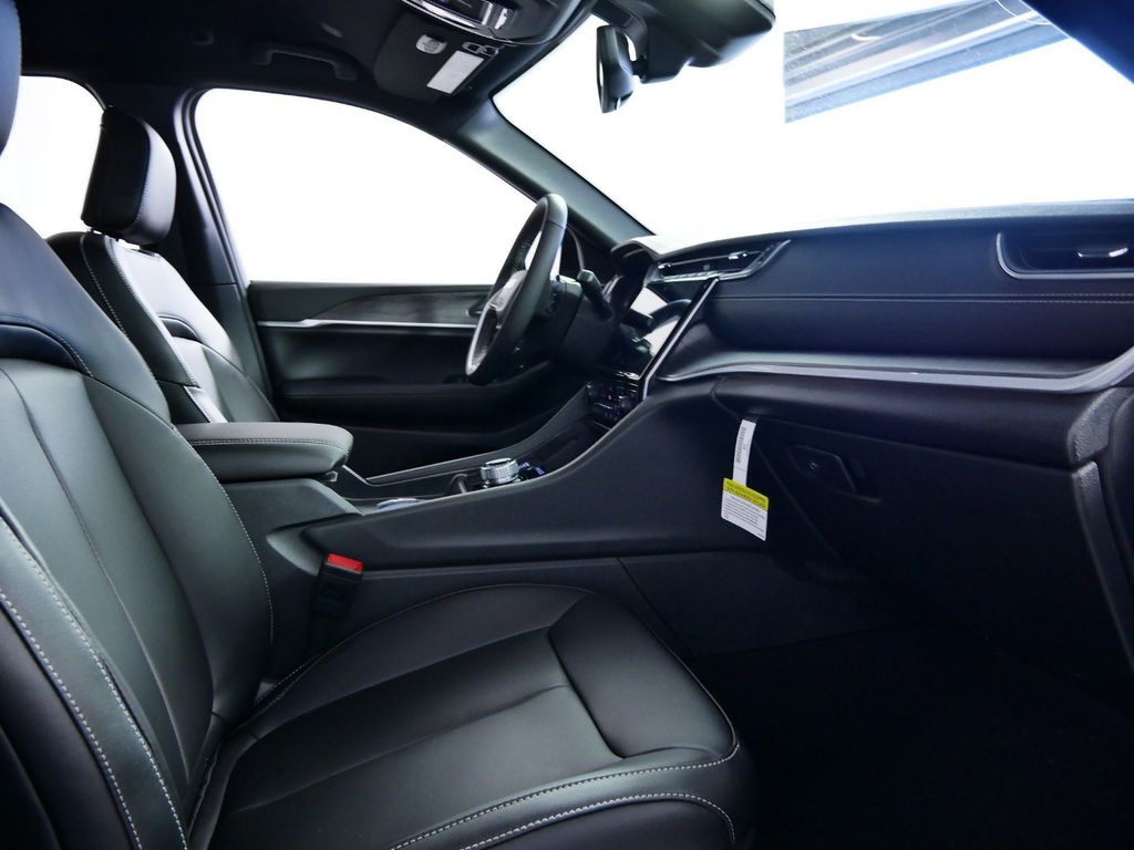 Thumbnail: 2024 Jeep Grand Cherokee - 24