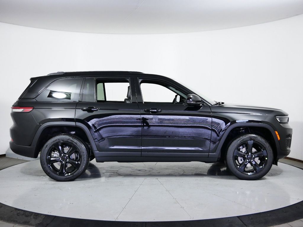 2024 Jeep Grand Cherokee Altitude 9
