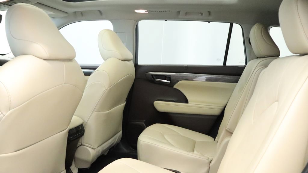 Thumbnail: 2022 Toyota Highlander - 21