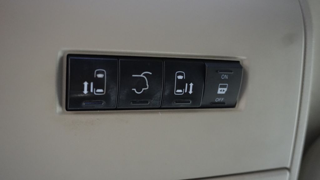 Thumbnail: 2014 Chrysler Town & Country - 42