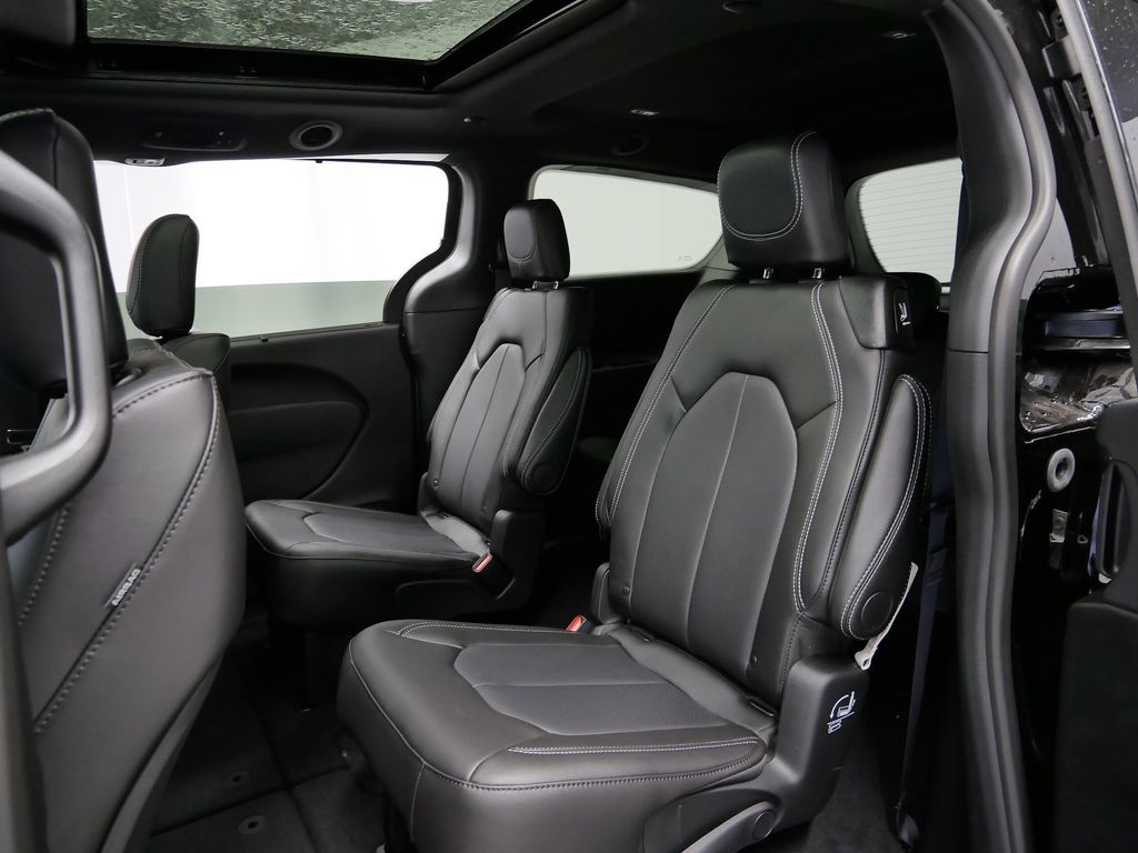 Thumbnail: 2026 Chrysler Pacifica - 9