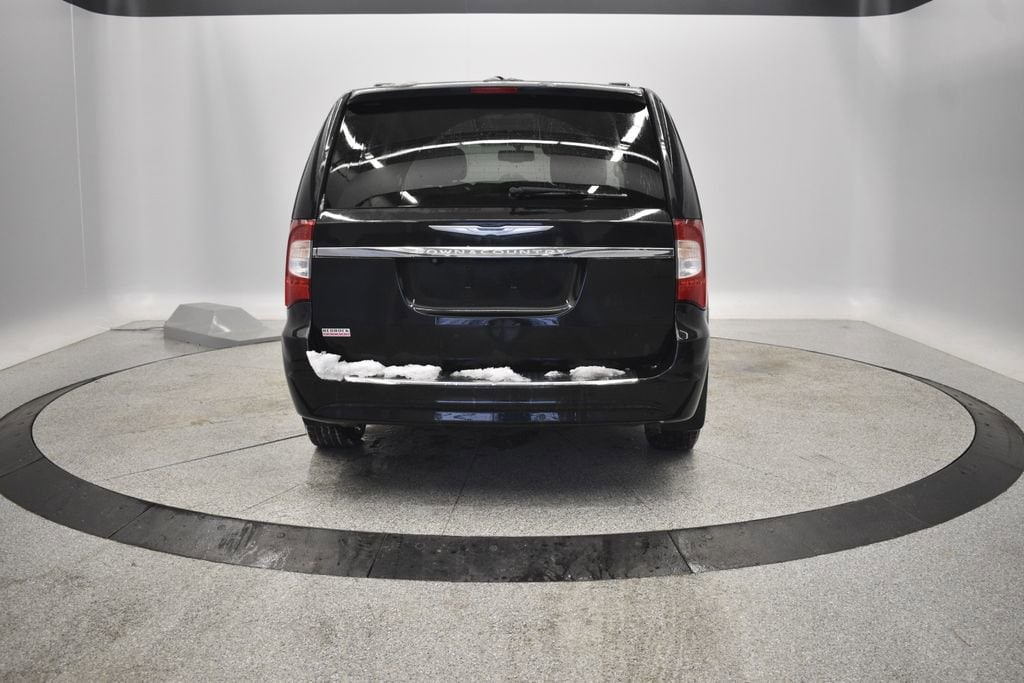 Thumbnail: 2014 Chrysler Town & Country - 5