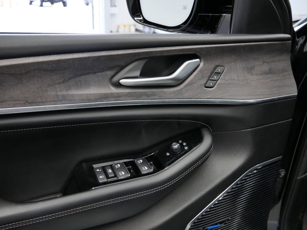 Thumbnail: 2022 Jeep Grand Cherokee - 8