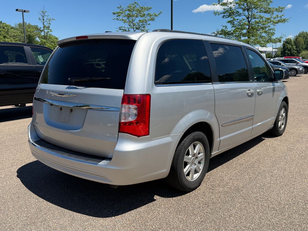Thumbnail: 2012 Chrysler Town & Country - 6