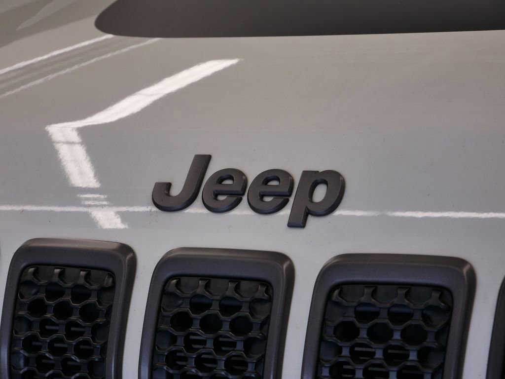 Thumbnail: 2019 Jeep Cherokee - 13