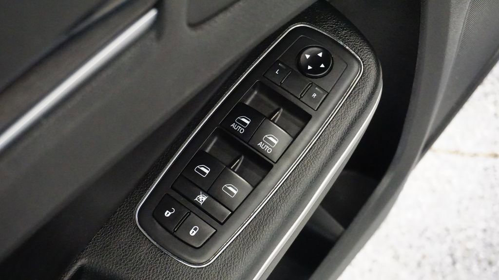 Thumbnail: 2019 Chrysler 300 - 26