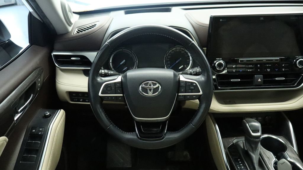 Thumbnail: 2022 Toyota Highlander - 25