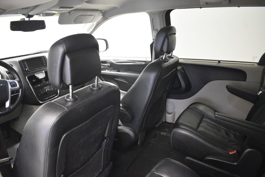 Thumbnail: 2014 Chrysler Town & Country - 20