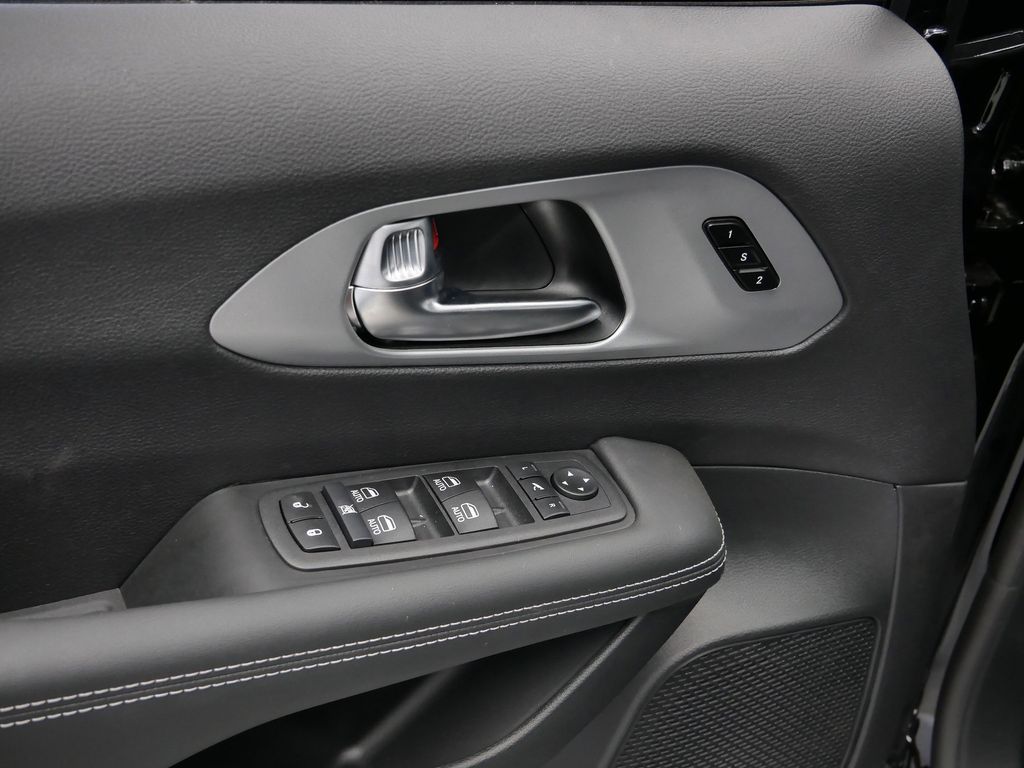 Thumbnail: 2026 Chrysler Pacifica - 7